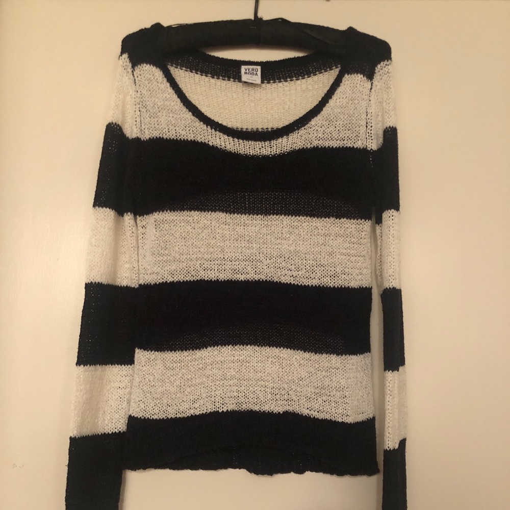 Black and white Vero mods sweater